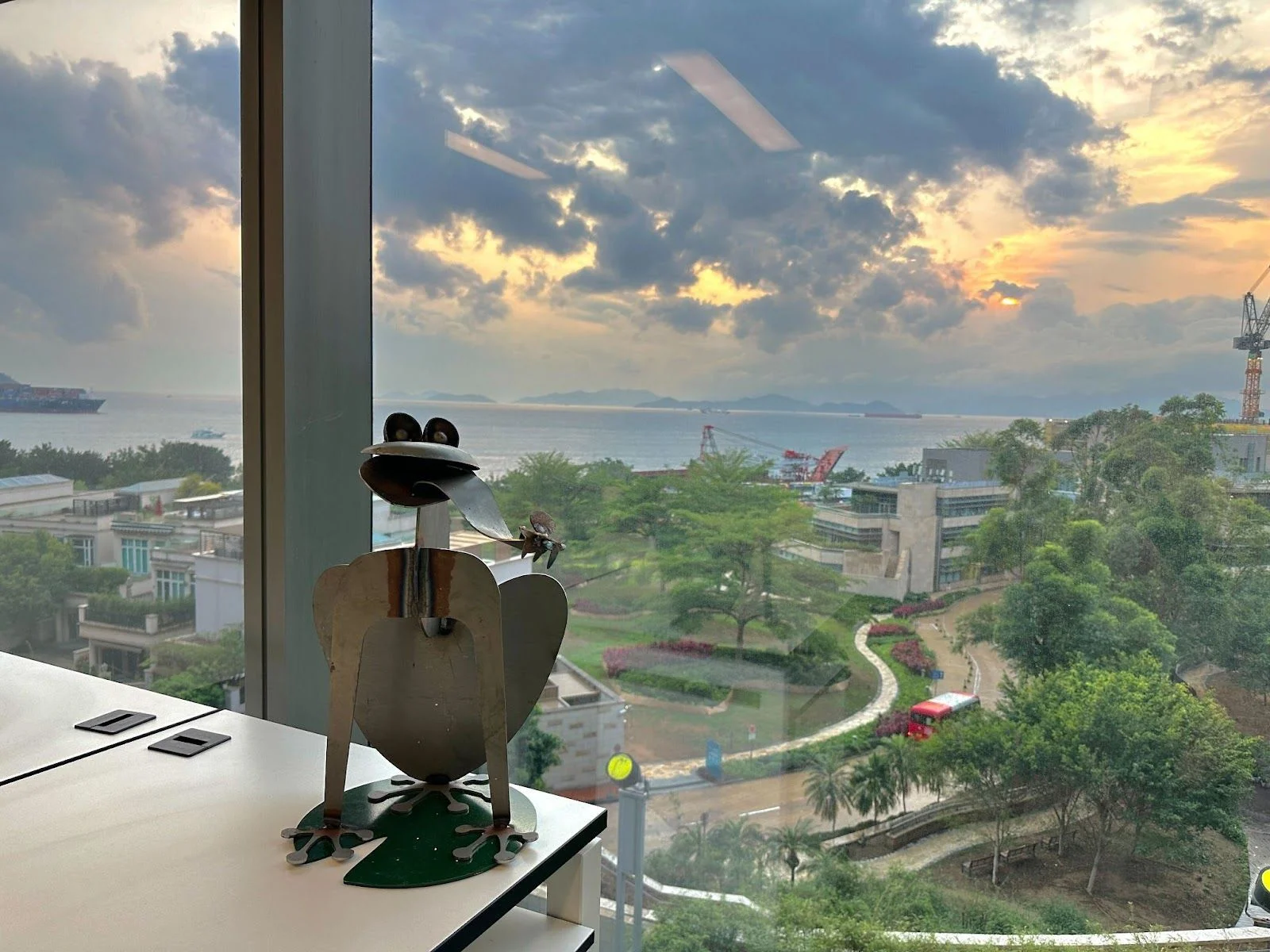 On Yishi's Hong Kong desk, a golden frog from Ribbit Capital watches silently—another testament to a belief in long-term value.